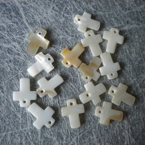 Croix en nacre blanches percées petit modèle x22 exemplaires