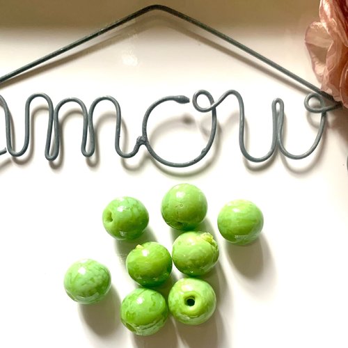 8 perles en céramique rondes en vert 12mm