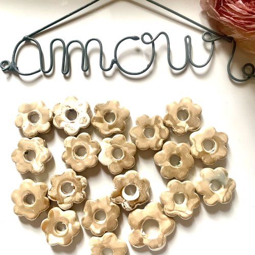 18 perles en céramique fleurs en beige + 1 offerte