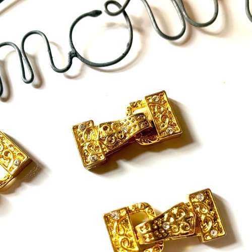 Trois fermoirs vintage métal doré et cabochons cristal fermoirs aimantés