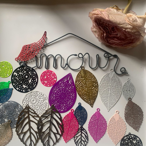 22 estampes en métal finement ciselé formes et coloris variés