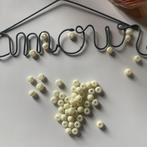 Lot de 52 perles rondes en blanc nacré 2mm