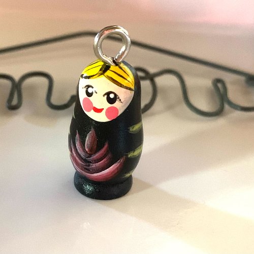 Pendentif poupée russe en bois noir x1