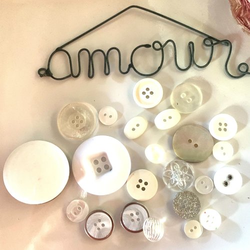 Lot de 23 boutons blancs - spécial couture
