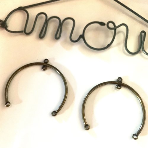 Paire de boucles d'oreilles en bronze demi-cercle à piquots