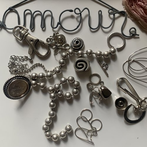Lot assortiment perles et apprêts et chaînettes en métal argenté formes variées
