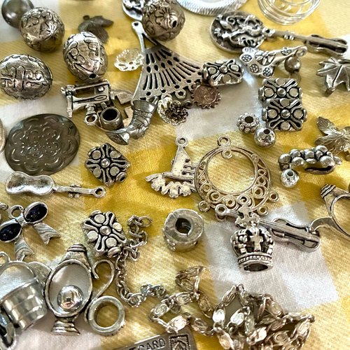 Lot assortiment 55 perles et apprêts en métal argenté formes variées