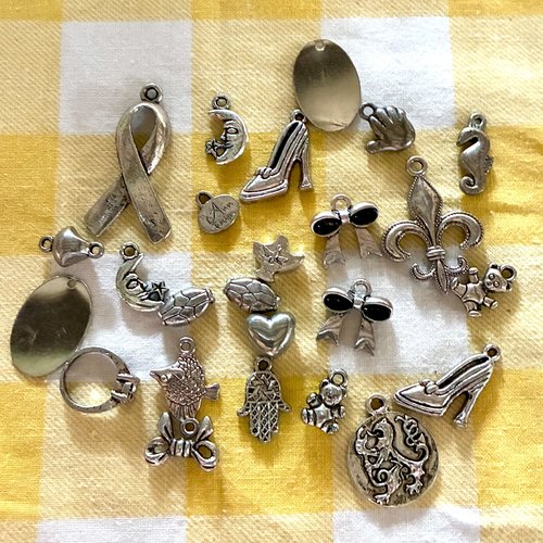Lot assortiment 25 pbreloques en métal argenté formes variées