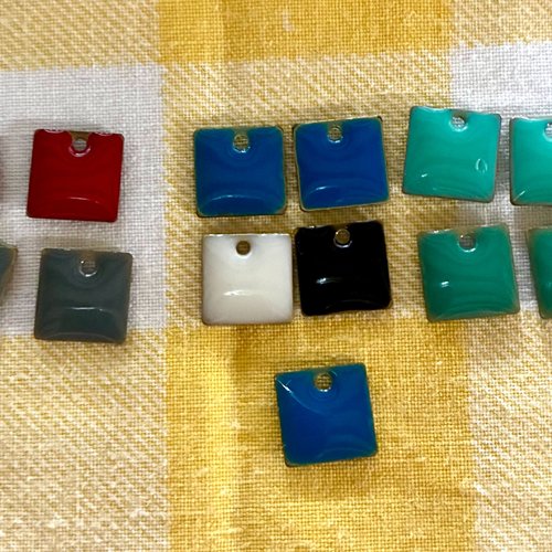 Lot de 11 breloques carrées émail couleurs variées 8mm
