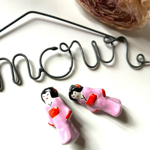 Duo de poupées japonaises en céramique 30x13mm en rose