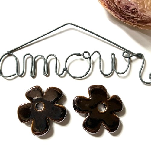 Deux perles en céramique fleurs en marron
