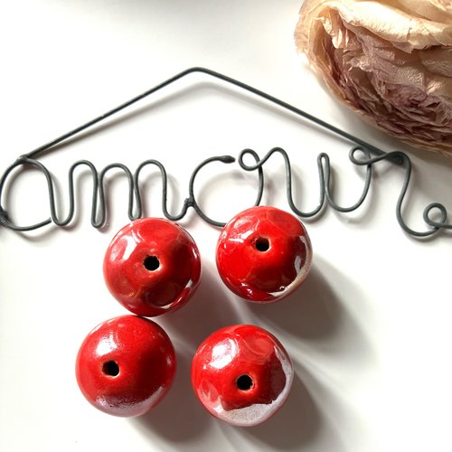 4 perles en céramique rouge effet martelées