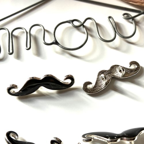 Pendentif moustache en métal argenté et noir