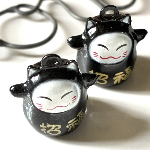 Breloque grelot chat maneki-neko métal noir