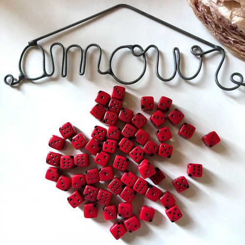10 perles dés rouges percées 5mm