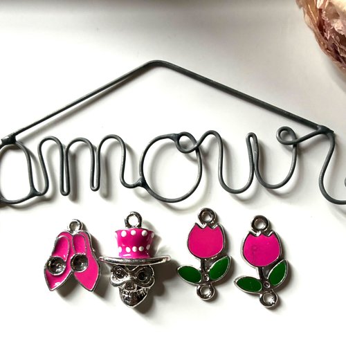4 breloques tête de mort tulipe et escarpin en métal et émail rose