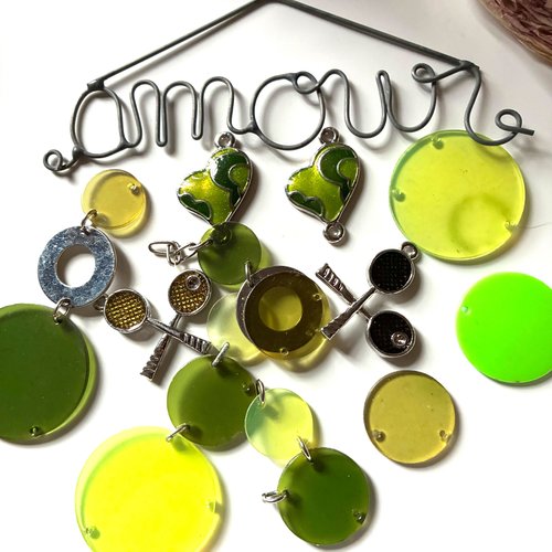 Lot de 10 perles synthétiques et émail coloris verts
