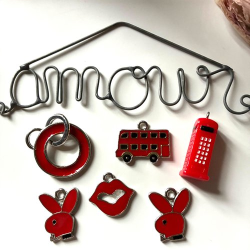 6 breloques émail et résine en rouge