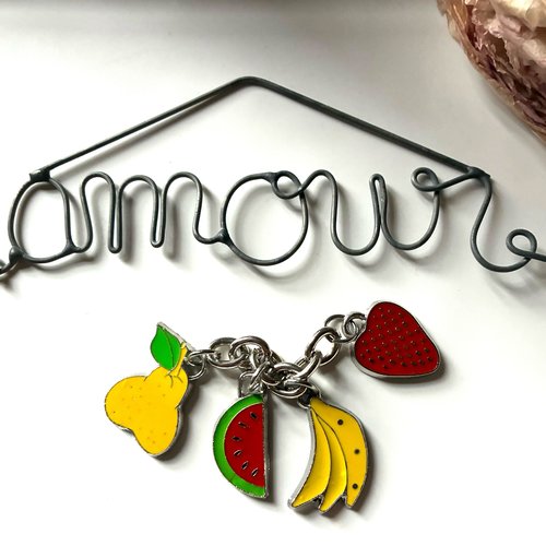 4 breloques fruits en métal et émail sur chaînette