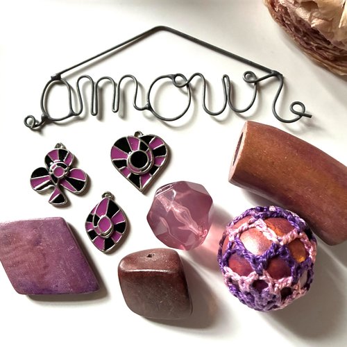 Lot de perles et breloques en bois et émail en violet x8