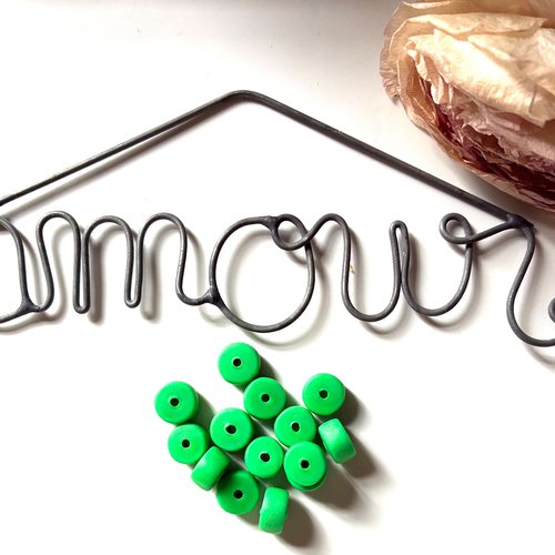 Lot de 14 perles rondes en vert