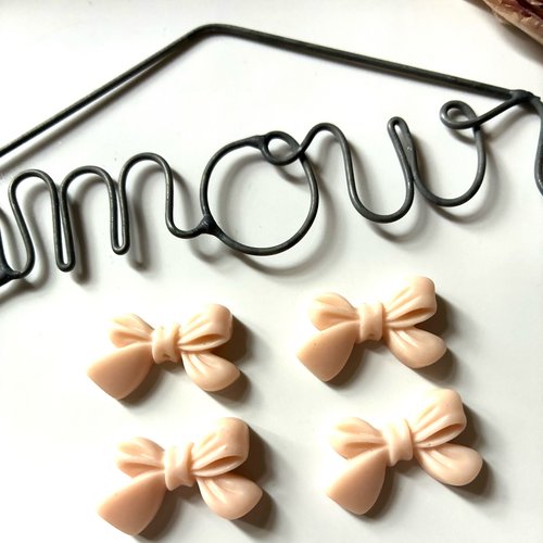 4 perles noeuds plats en résine en beige