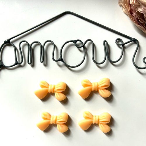 4 perles noeuds en résine en orange
