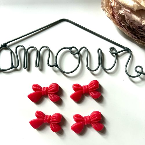 4 perles noeuds en résine en rouge