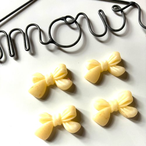 4 perles noeuds en résine en jaune pâle