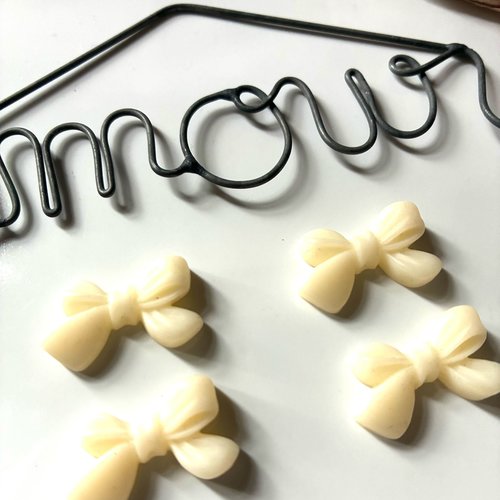 4 perles noeuds en résine en blanc