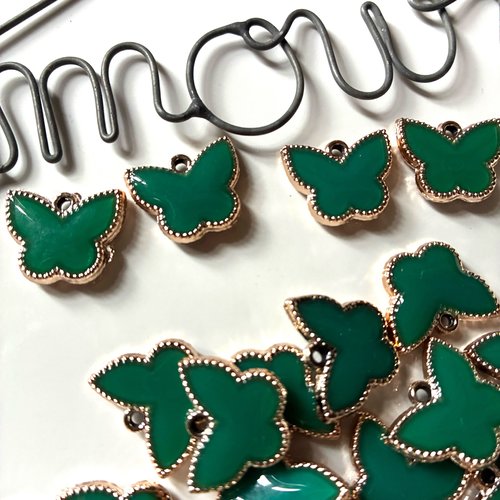 Lot 10 perles papillons synthétiques vert foncé