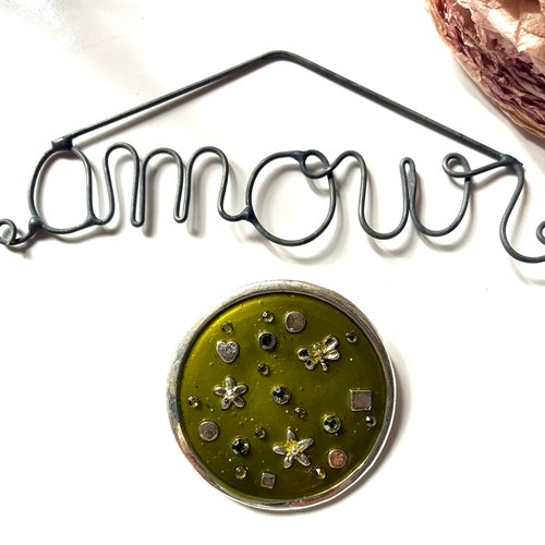 Pendentif rond en métal et résine vert olive et mini strass