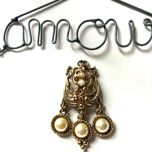 Pendentif métal doré et cabochons perles nacrées blanches