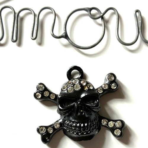 Pendentif tête de mort métal noir et strass