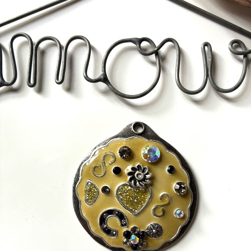 Pendentif en métal argenté et émail en beige avec strass x1