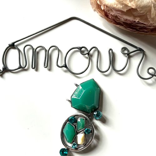 Pendentif métal argenté cabochons turquoise et blanc