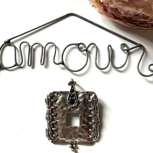 Grand pendentif en métal carré
