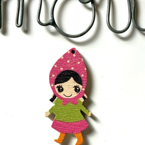 Pendentif bois peint fillette en fuchsia