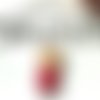 Pendentif forme petite fille yeux fermés robe à pois rouge