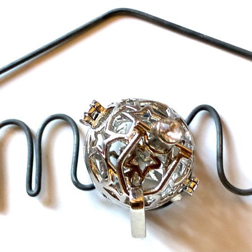 Très beau pendentif métal argenté fiole-cage à perle avec accroche