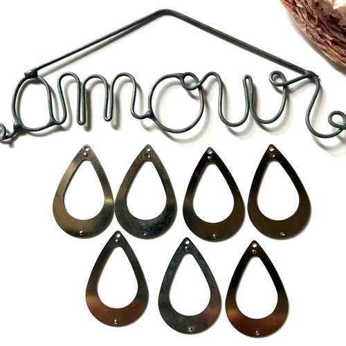 Lot de sept pendentifs gouttes en métal argenté