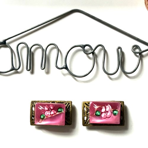 Duo de perles verre rectangulaires roses sur estampes bronze