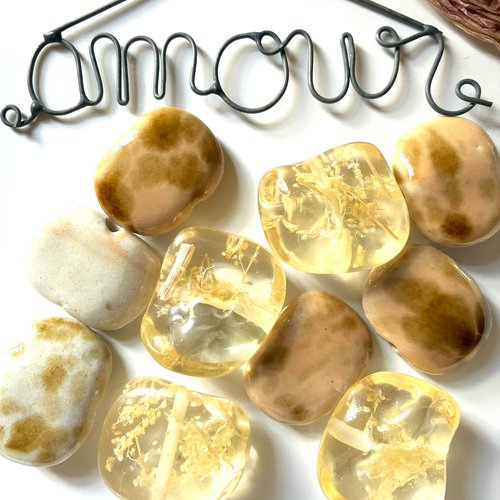 10 perles beige en résine et céramique