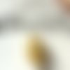 Grande perle en verre oblongue jaune doré et marron strié