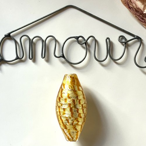 Grande perle en verre oblongue jaune doré et marron strié