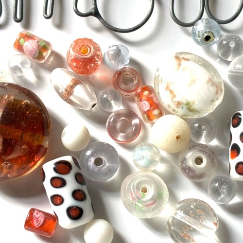 Lot de 30 perles verre en doré, blanc et transparent