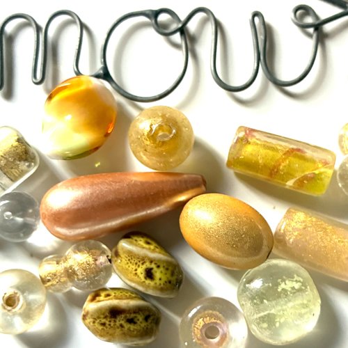 15 perles en céramique, verre, magique en doré et jaune