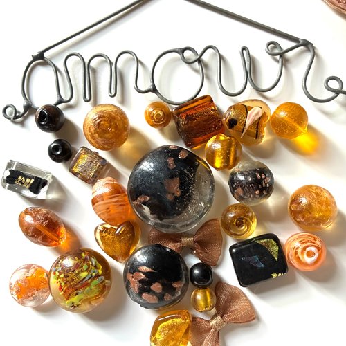 25 perles en  verre en doré et noir