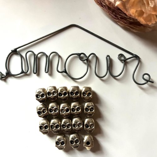 Lot de perles métal argenté têtes de mort x18
