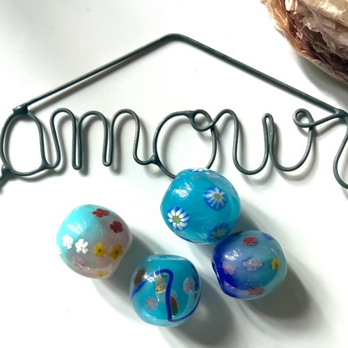 4 perles en verre en bleu et turquoise à motifs